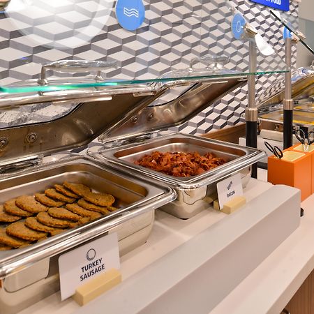 Holiday Inn Express Boston-Milford By Ihg Bagian luar foto