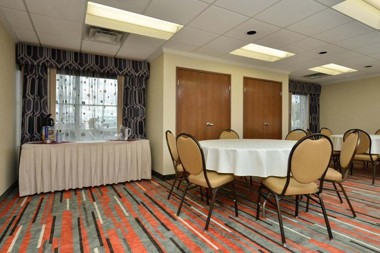 Holiday Inn Express Boston-Milford By Ihg Bagian luar foto