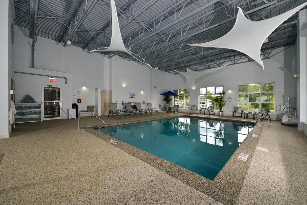 Holiday Inn Express Boston-Milford By Ihg Bagian luar foto