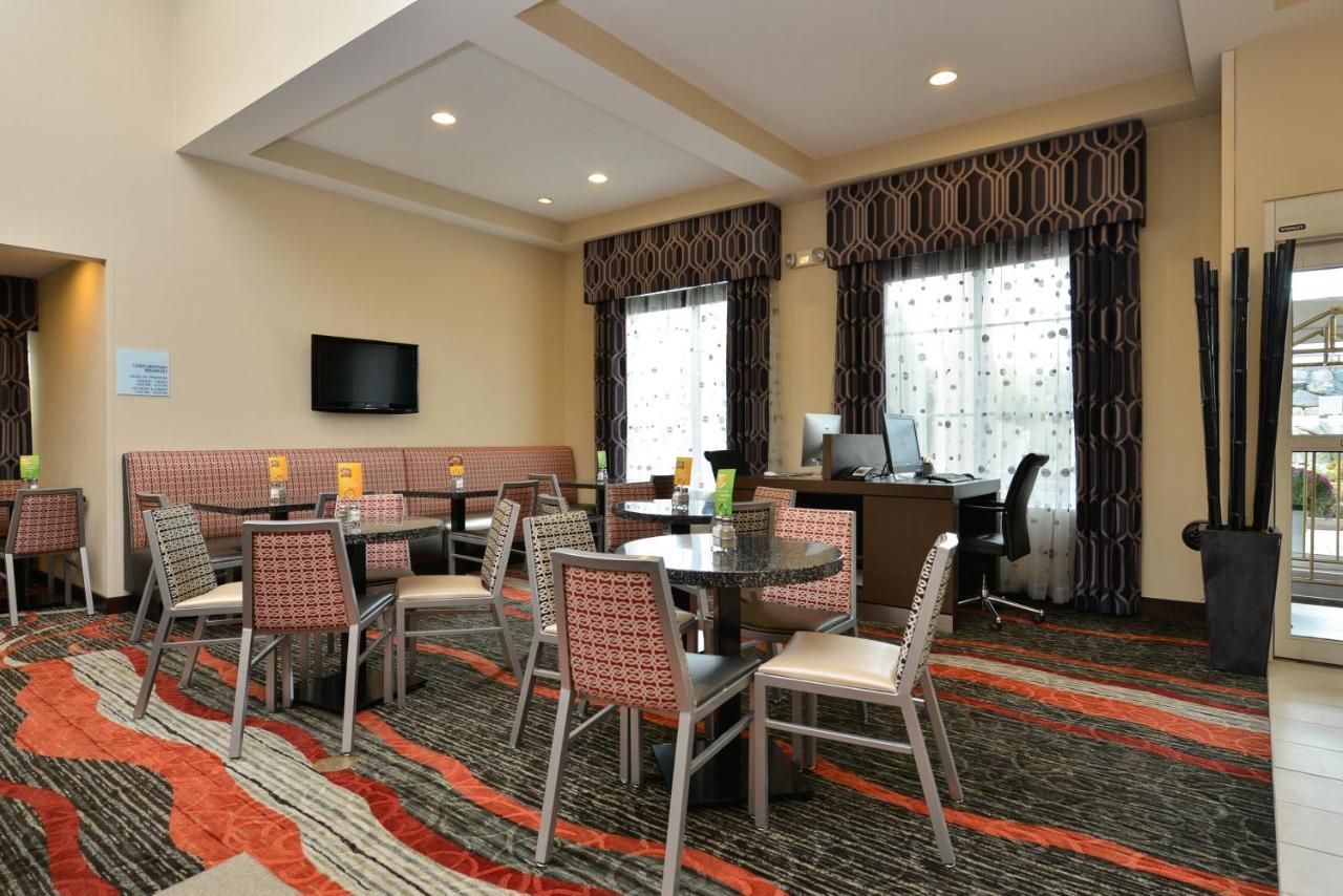 Holiday Inn Express Boston-Milford By Ihg Bagian luar foto